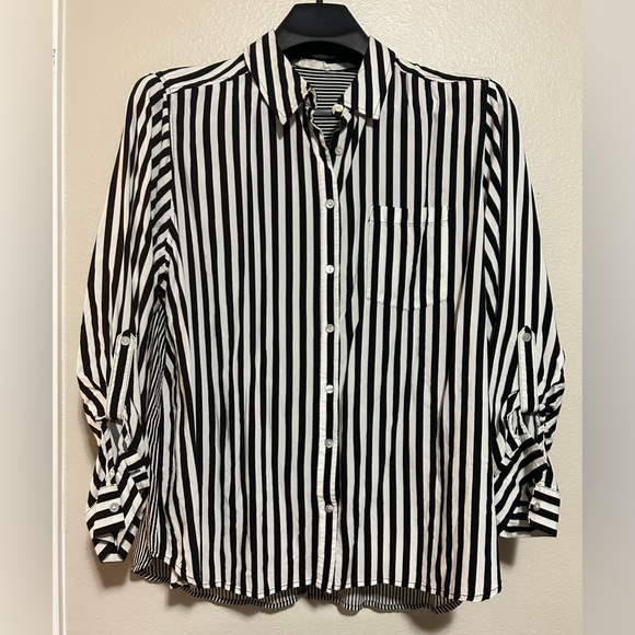Jane and Delancey Tops - Jane and Delancey Black& White button down w/ stripes- size l/xl
